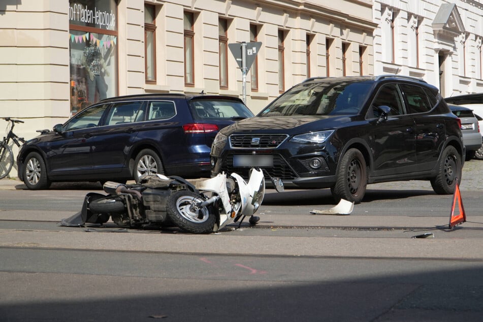 Ein Seat ist im Bereich Arthur-Hofmann-Straße/Arndtstraße mit einem Motorroller kollidiert.