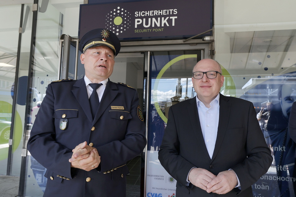 Polizeipräsident Carsten Kaempf (55, l.) und Oberbürgermeister Sven Schulze (52, SPD) hatten den Sicherheitspunkt gemeinsam eröffnet.