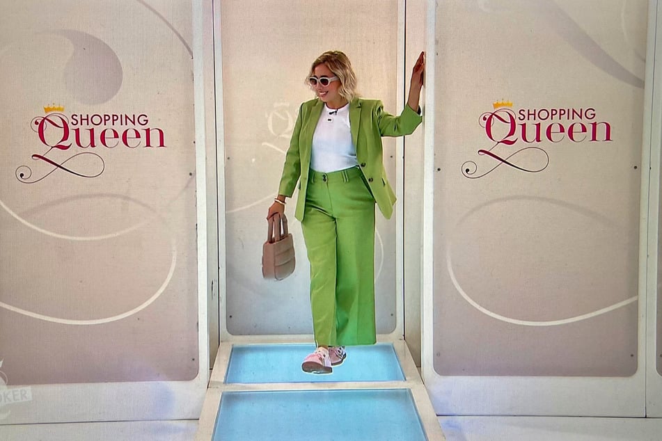 Ihren limettengrünen Anzug kombiniert Anastasia mit sportlichen Sneakern und einer lässigen Tasche, um den Look bewusst zu brechen und cooler wirken zu lassen.