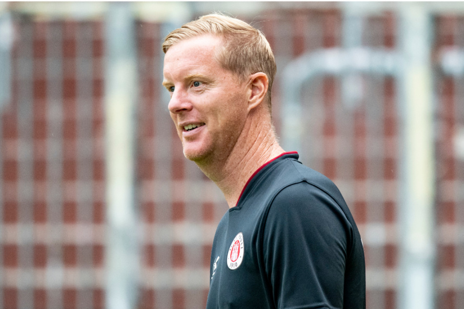 Trainer Timo Schultz muss mit dem FC St. Pauli für das erste DFB-Pokalspiel ins Saarland fahren.