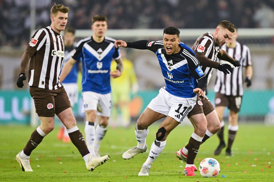 An Intensität fehlt es in dieser Partie auf jeden Fall nicht. Trotzdem geht es torlos in die Pause.