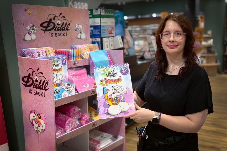 Thalia-Mitarbeiterin Emma Köllner (23) präsentiert die letzten Diddl-Produkte.