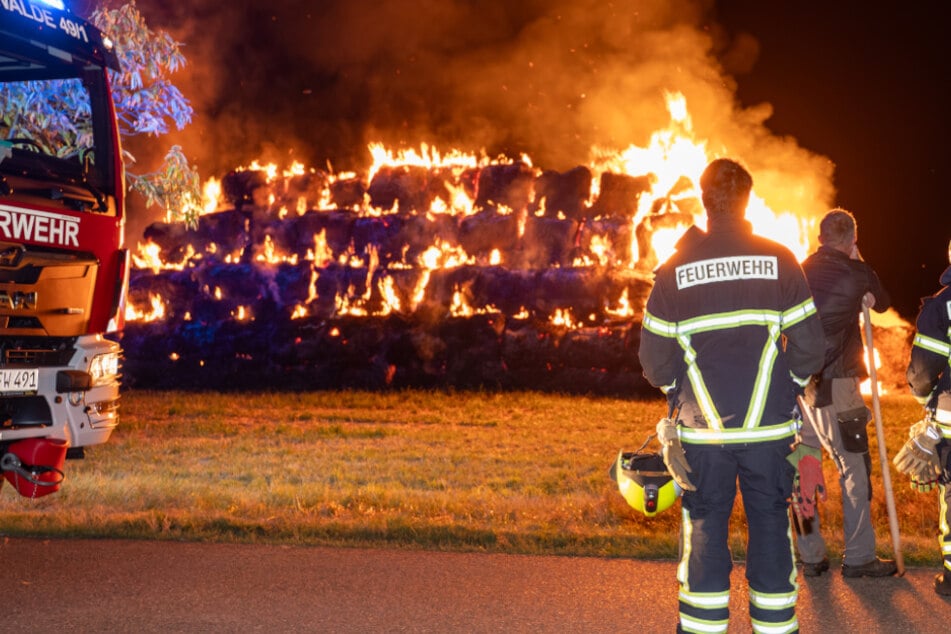 Flammeninferno in Mittelsachsen: Gleich zwei Strohballen-Brände in einer Nacht