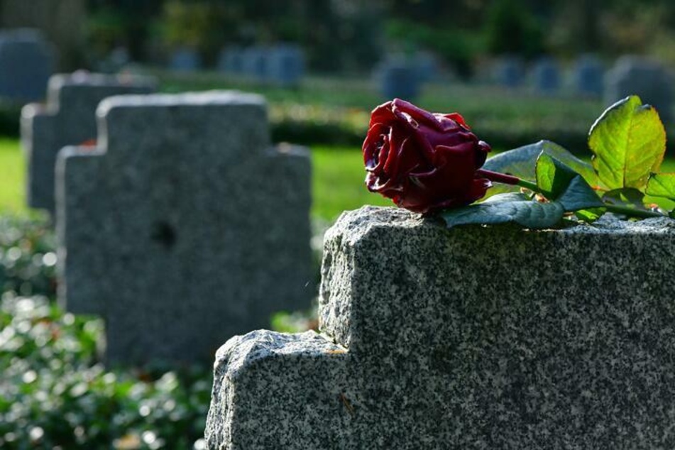 Insgesamt starben 2020 in NRW 214.313 Menschen. Der Zuwachs geht vor allem auf einen Anstieg der Gestorbenen-Zahlen in der Altersgruppe ab 80 zurück. (Symbolbild)