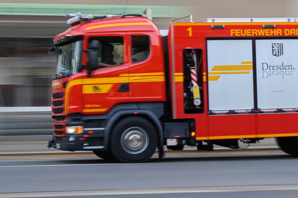 Dresden: Feuerwehr löscht brennendes Klo in Dresdner Oberschule - Schüler evakuiert