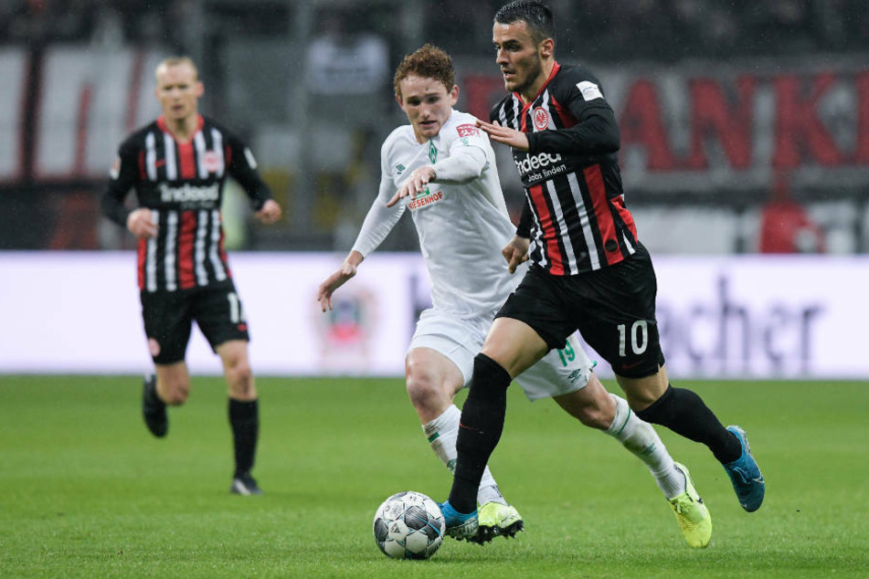 Filip Kostic (r) von Frankfurt kämpft mit Josh Sargent von Bremen um den Ball. Das Hinspiel in der Commerzbank-Arena endete 2:2.