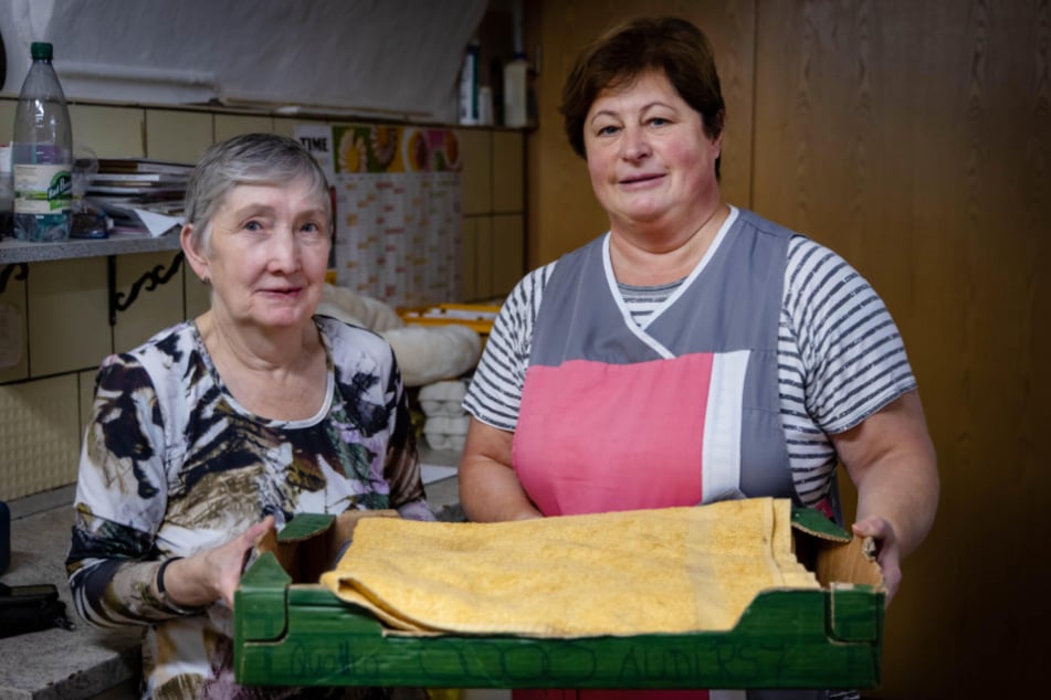 Martina Otto (64, l.) und Bäckersfrau Ramona Scheffler (58, r.) kümmern sich bereits seit drei Jahren um die beiden Streunerkatzen.