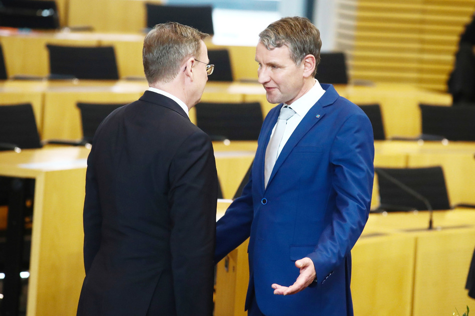 Björn Höcke (49, AfD, rechts) scheint Thüringens Ministerpräsident Bodo Ramelow (65, Linke) klarmachen zu wollen, dass es 2G nicht mehr braucht.