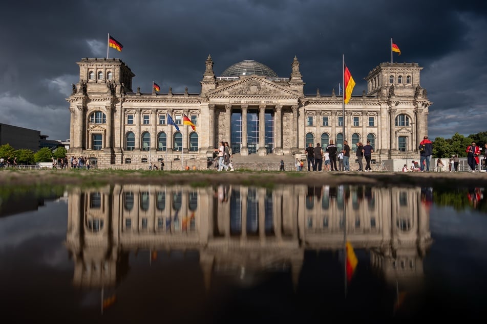 Passend zur Stimmung im Land: Dunkle Wolken ziehen über den Bundestag. (Archivbild)