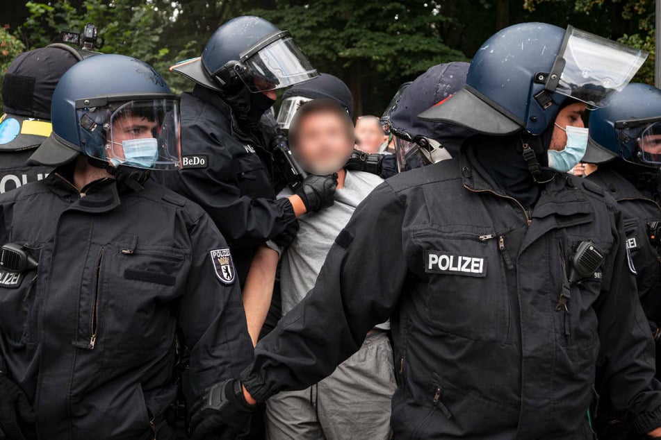 Berlin: Kiez-Demonstration in Schöneberg eskaliert: Angriff auf Polizei