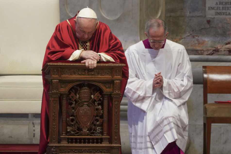 Vatikanstadt: Papst Franziskus (83) betet im fast leeren Petersdom während einer Feier vor der traditionellen Kreuzweg-Prozession.