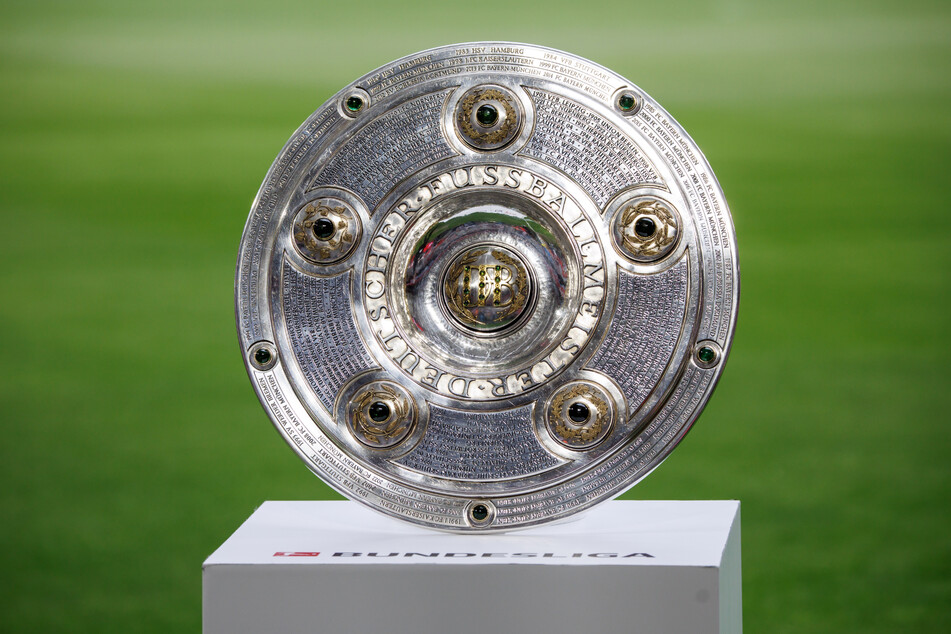 An diesem Freitag startet die Bundesliga in ihre 62. Saison. Erstmals seit Jahren eröffnet ein anderer Klub als der FC Bayern als Titelverteidiger die Spielzeit.