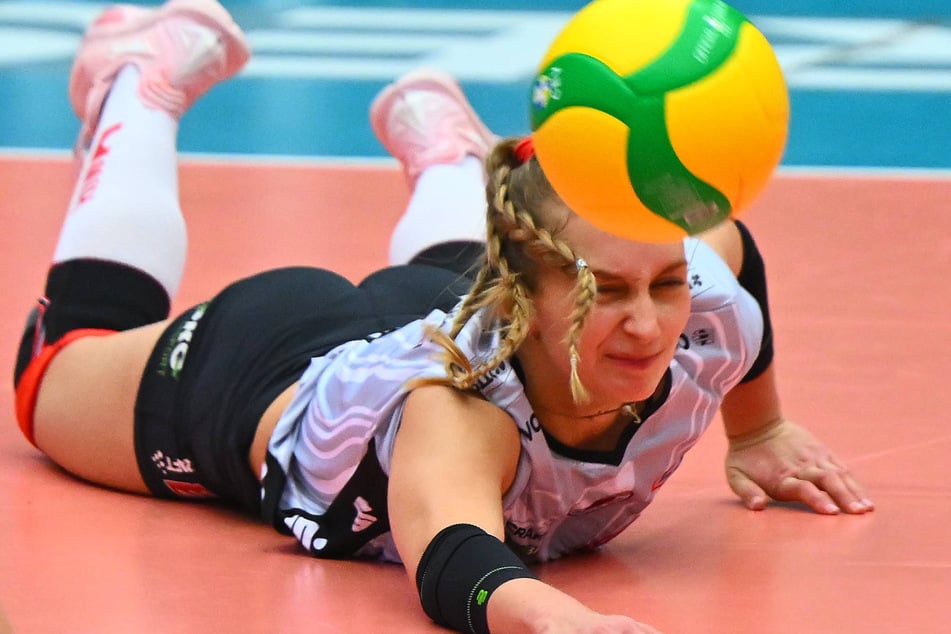 Patricia Nestler (24) bekam die Hand nicht nur unter diesen Ball. Ihre Annahme war top.