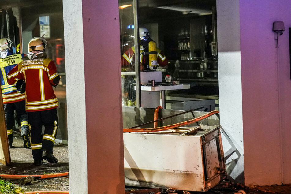 Sachschaden von 50.000 Euro! Kühlschrank löst heftigen Bäckerei-Brand aus