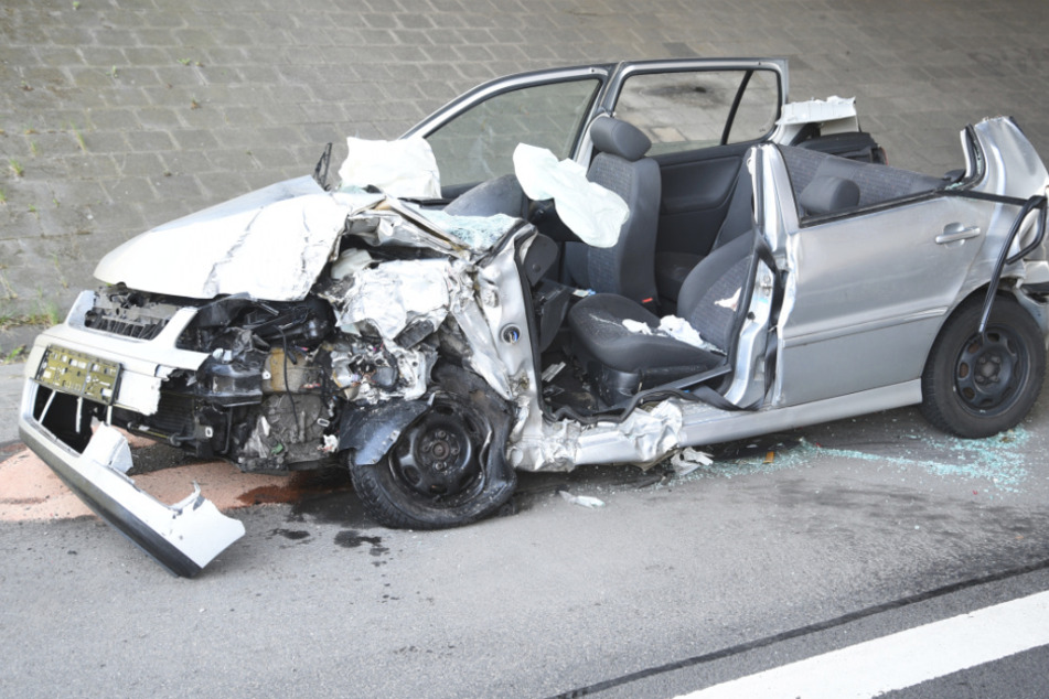 Der VW-Polo wurde durch den Unfall stark beschädigt.