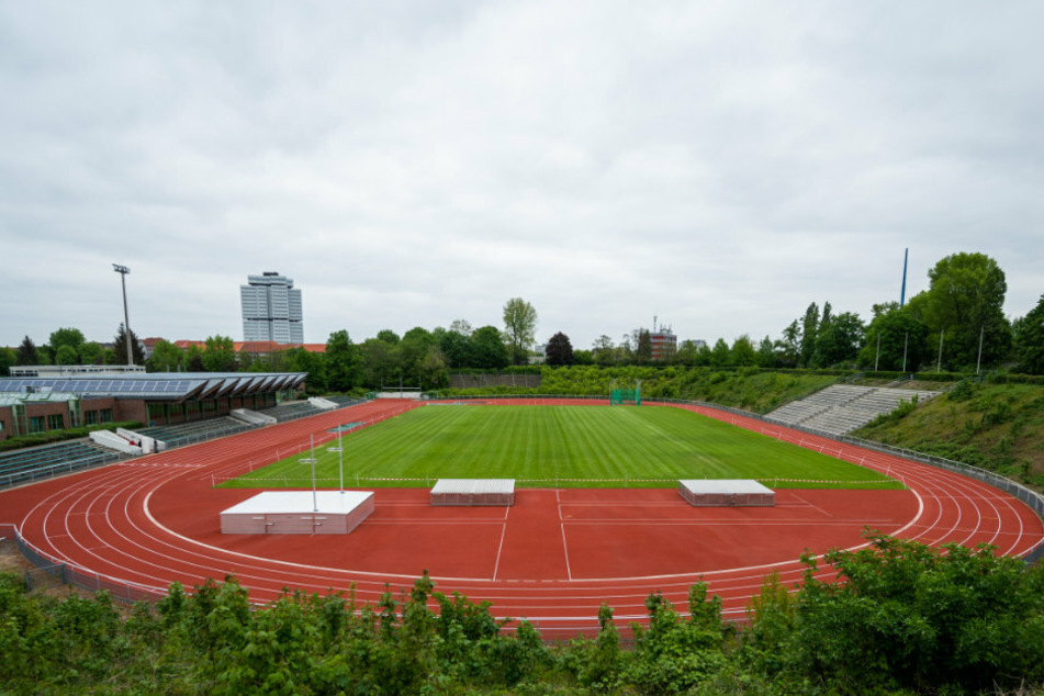 Ein Sportplatz in Berlin ist geschlossen und die Rasenfläche mit Flatterband gesperrt.
