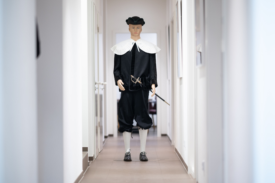 Eine Figur in der Tracht erster Klasse mit Degen der Hamburger Sargträger steht in den Räumlichkeiten der Genossenschaft für Trägergestellung im Bestattungsgewerbe (GTB).