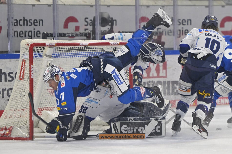 Eislöwen-Stürmer Lance Bouma (35) stürzt über Iserlohns Goalie Hendrik Hahn.