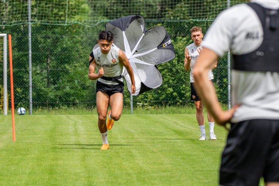 Jongmin Seo (21, l.) beim Sprinttraining im Tirol-Camp. Er will sich jetzt nicht mehr bremsen lassen.