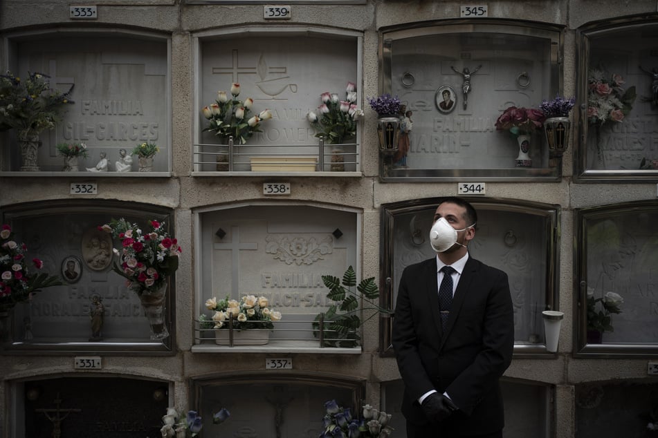 Ein Mitarbeiter eines Bestattungsunternehmens auf einem spanischen Friedhof. (Archivbild)
