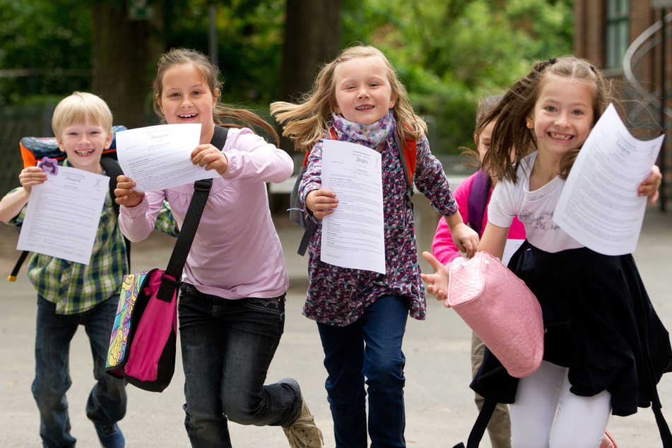 Am Freitag gibt es für 491.100 Schülerinnen und Schüler in Sachsen Zeugnisse und dann geht es in die sechswöchigen Ferien. (Symbolbild)