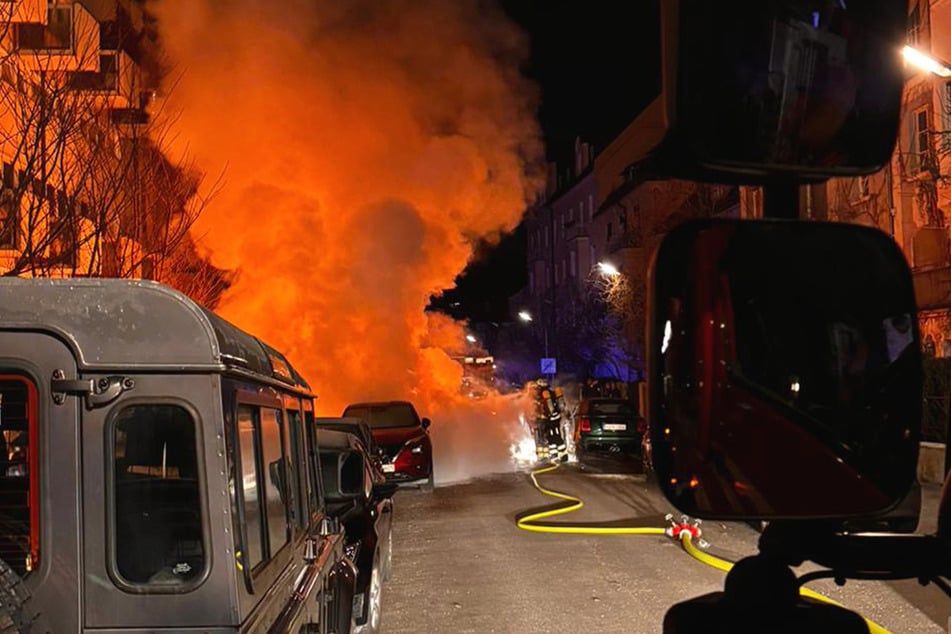 Als die Einsatzkräfte eintrafen, stand ein Mercedes bereits in Vollbrand.