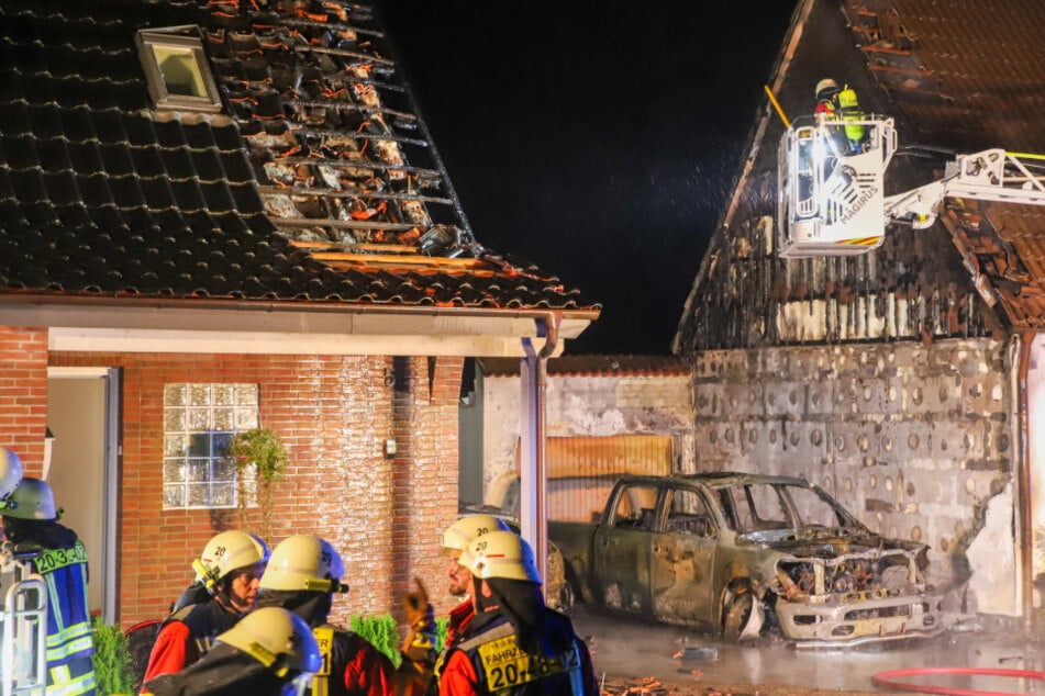 In Elmshorn wurden zwei Wohnhäuser bei einem Feuer schwer beschädigt. Zunächst hatte nur ein Fahrzeug gebrannt.