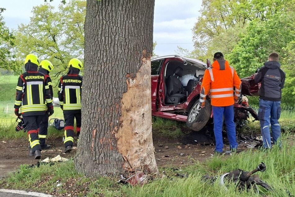 Die Einsatzkräfte konnten nichts mehr für den 57-Jährigen tun. Der Mann starb eingeklemmt in seinem Auto.