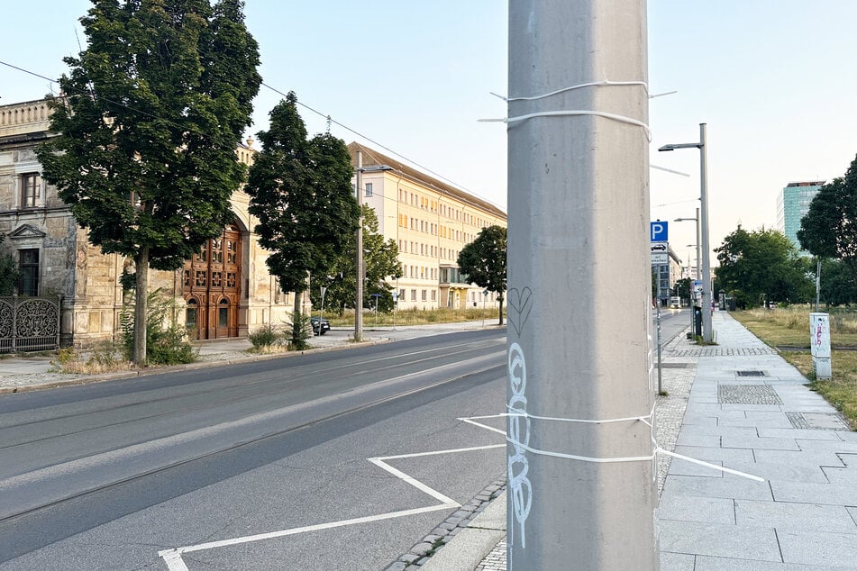 An anderer Stelle fehlen die Pappen komplett. Nur Kabelbilder deuten darauf hin, dass Wahlplakate befestigt wurden.