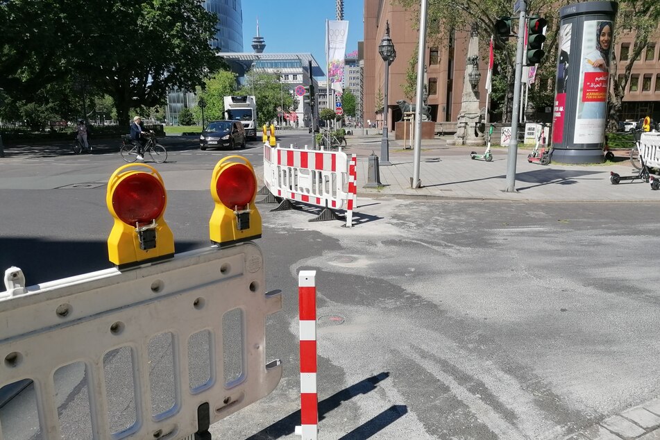 Die Stadt Düsseldorf lässt an der Königsallee ("Kö") mobile Poller installieren, nachdem Auto-Poser vergangenes Wochenende Absperrungen einfach zur Seite geräumt hatten.