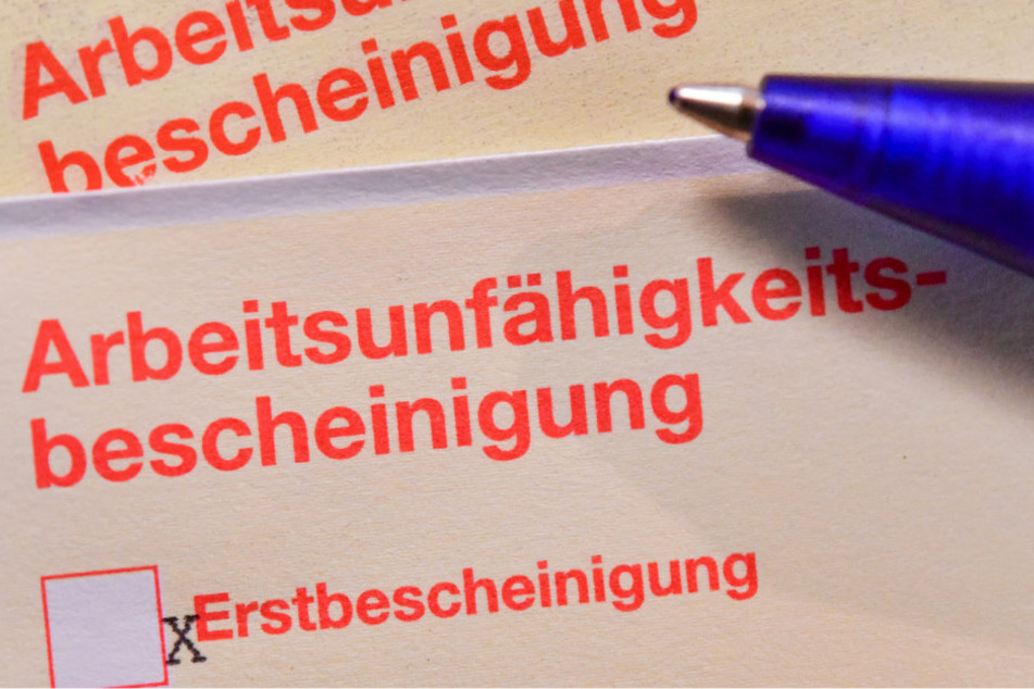 Eine Arbeitsunfähigkeitsbescheinigung liegt auf einem Tisch. (Archivbild)