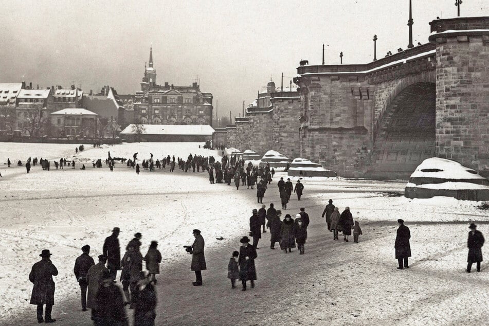 Im Winter 1929 herrschte reger Fußgängerverkehr auf der Elbe.