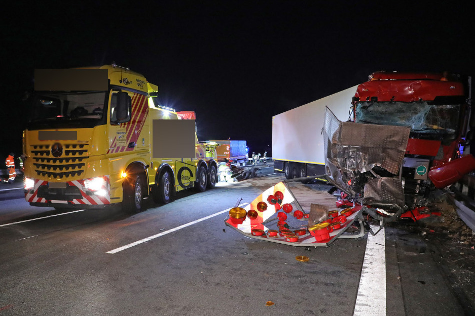 Die beiden in den Unfall verwickelten Fahrzeuge. Das Führerhaus des Sattelzuges ist schwer beschädigt.
