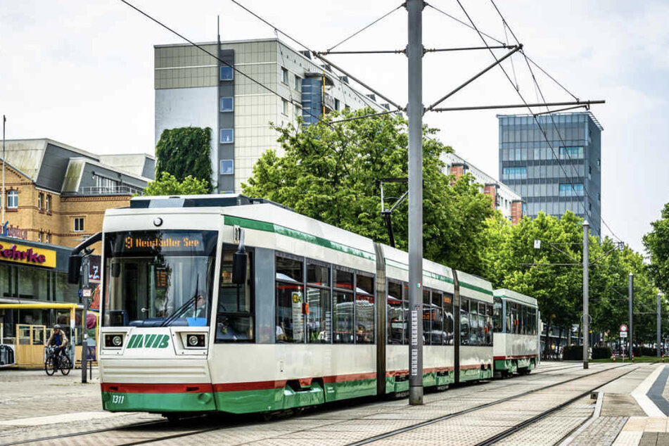Die Tat geschah in einer Magdeburger Straßenbahn. Die Polizei fahndet nach dem Täter. (Symbolbild)