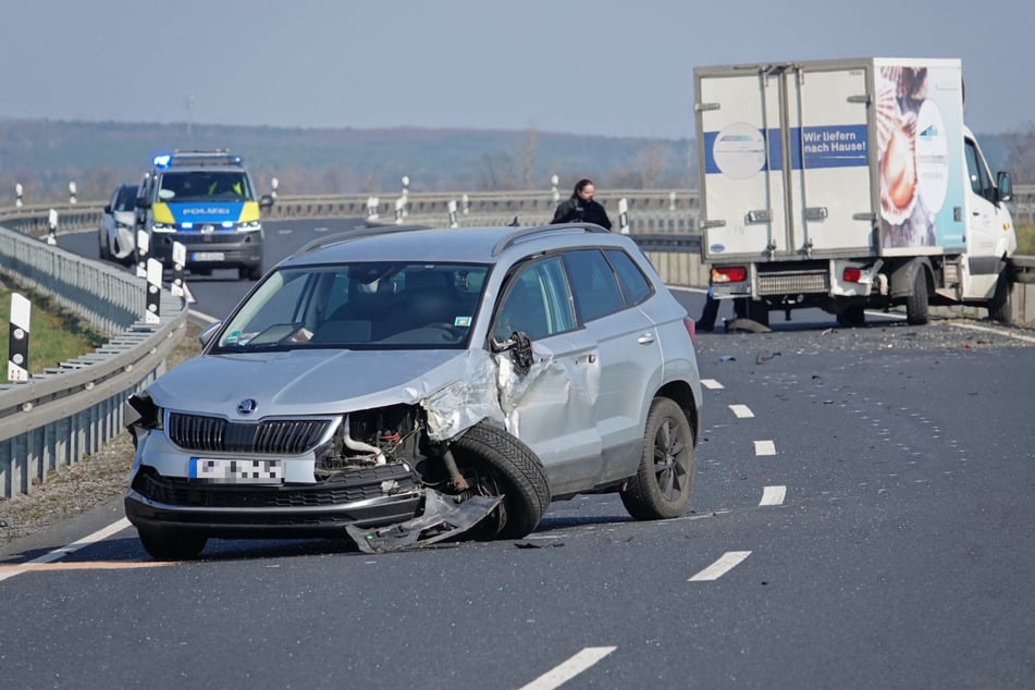 Beim Überholen krachte ein Skoda am Mittwochmittag auf der B98 frontal mit einem Lieferfahrzeug zusammen.
