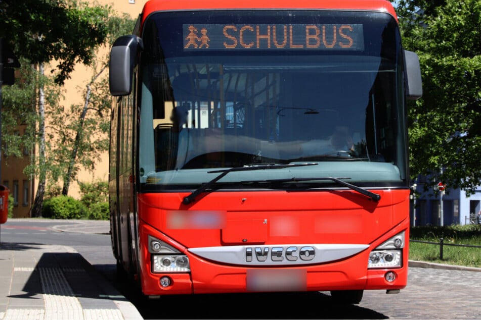 Mehrere Schüler wurden bei dem Busunfall verletzt, eine junge Radfahrerin sogar schwer. (Symbolfoto)