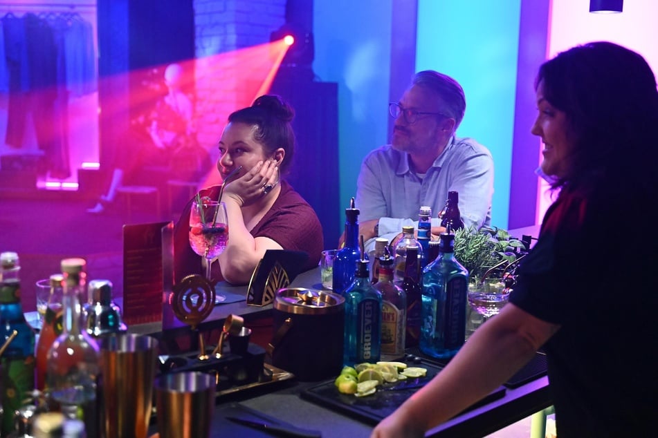 Vanessa (l.), Henning und Hanna halten ein Liebes-Comeback von Simone und Richard für alles andere als ausgeschlossen.