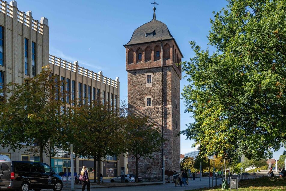 Der Rote Turm kann einen neuen Rettungsweg in Richtung Stadthallenpark vorweisen.