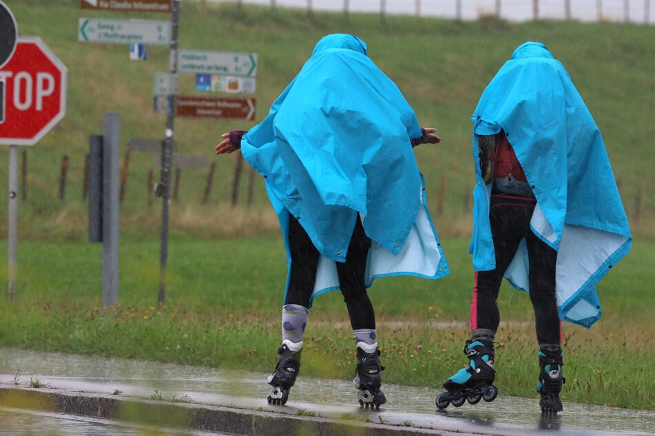 Regen und Gewitter bestimmen das Wochenende in großen Teilen Bayerns. (Symbolbild)