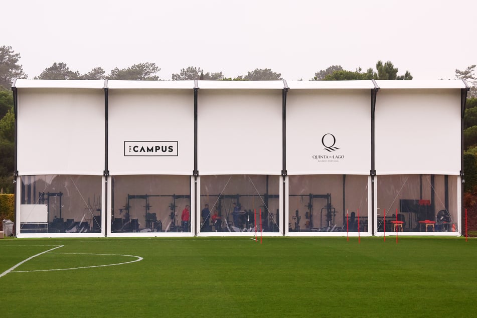 In diesem Zelt-Gym trainiert die Mannschaft am Nachmittag.