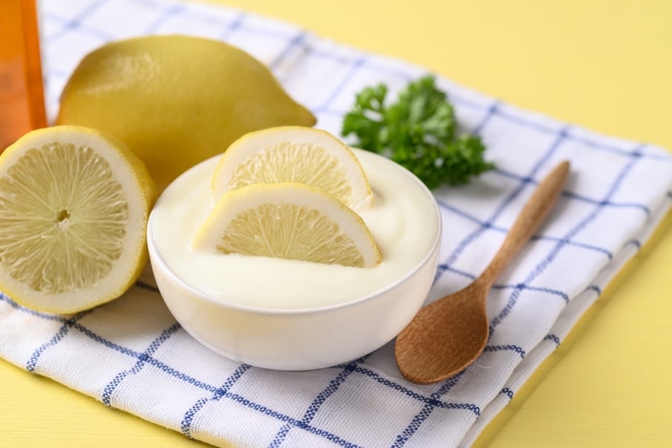 Durch die Zugabe von Zitronensaft schmecken Joghurt und Frischkäse ähnlich sauer wie saure Sahne.
