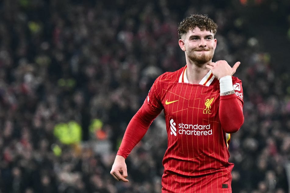 Es könnte alles so einfach sein, denn mit Harvey Elliott (22) steht eigentlich schon ein Ersatz für Xavi bereit. Doch solange der Niederländer noch da ist, wird der Engländer nicht zu den Roten Bullen wechseln.