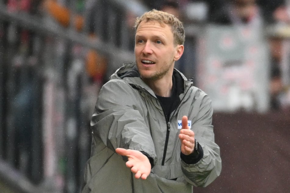 KSC-Trainer Maximilian Senft (37) war mit der Leistung des Schiedsrichters alles andere als einverstanden.