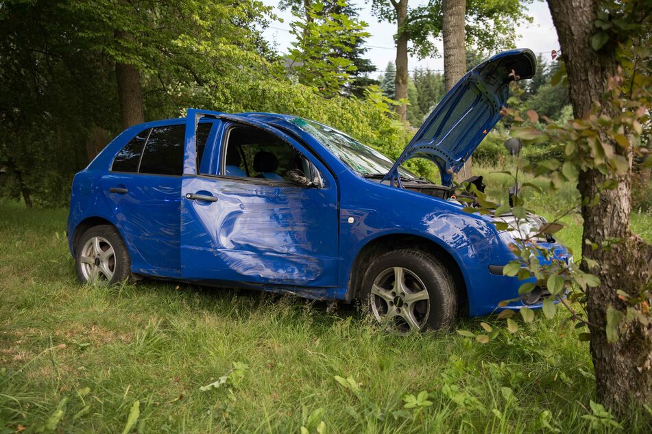 Eine 20-jährige VW-Fahrerin krachte am Dienstagabend in Hartha gegen einen Baum. Sie und ihr Beifahrer (20) wurden bei dem Crash verletzt.