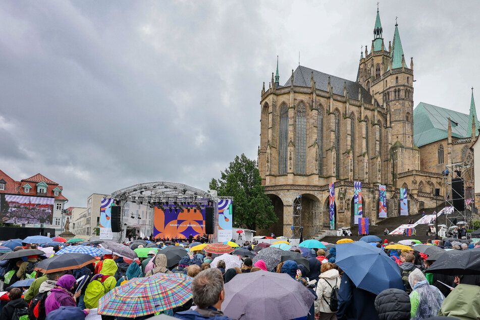 Bei beharrlichem Nieselwetter haben Gläubige den Fronleichnam-Gottesdienst beim 103. Katholikentag in Erfurt gefeiert.