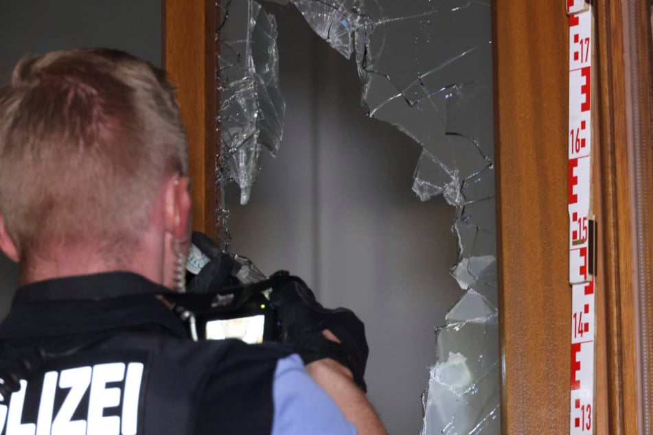 Der 47-Jährige zerschlug erst die Scheibe der Eingangstür.