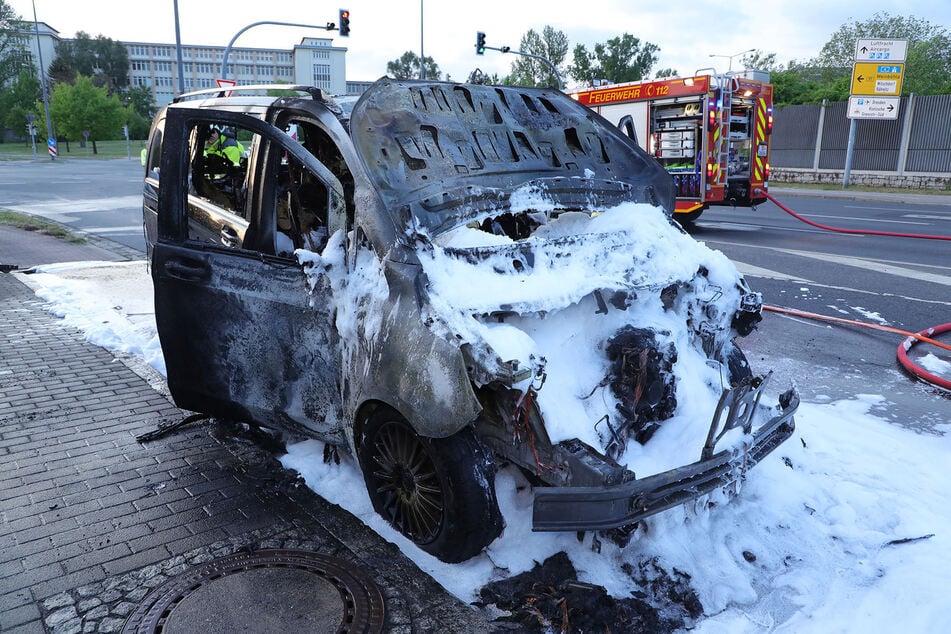 Der Mercedes-Benz Vito erlitt durch die Flammen einen Totalschaden.