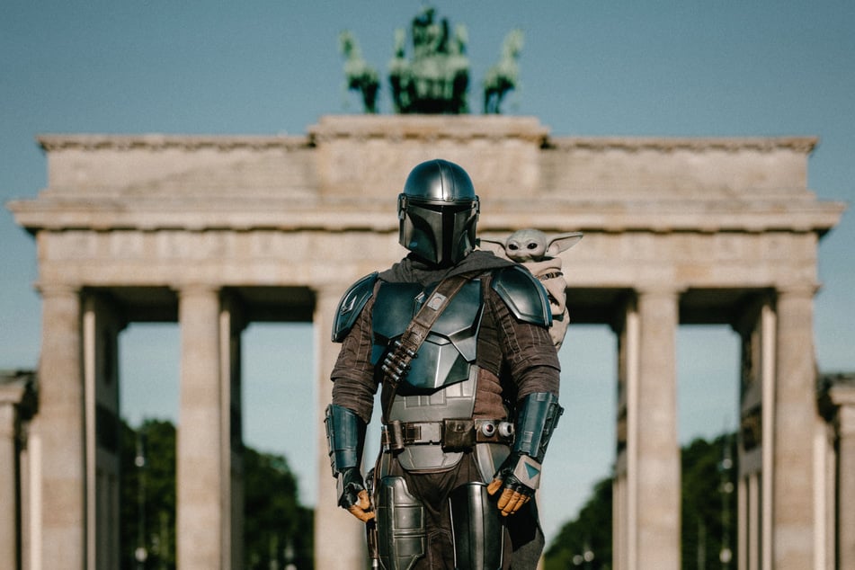 Der Mandalorianer und Grogu machen Halt am Brandenburger Tor und heizen die Vorfreude auf den Star Wars"-Tag an.