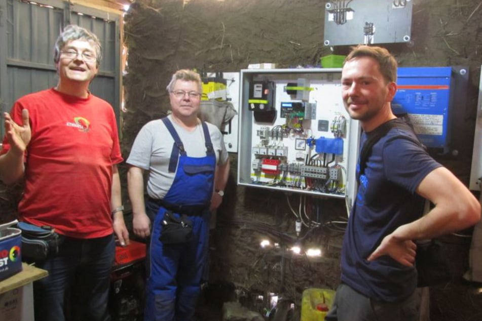 Zwei Vereinsmitglieder halfen Pfarrer Hahn 2017, die Schaltschränke in der Elektrohautzentrale einzurichten: Elektronmeister Helfried Vater (M.) aus Cohren (bei Nossen) und Medieningenieur Jürgen Mummert (r.) aus Dresden.