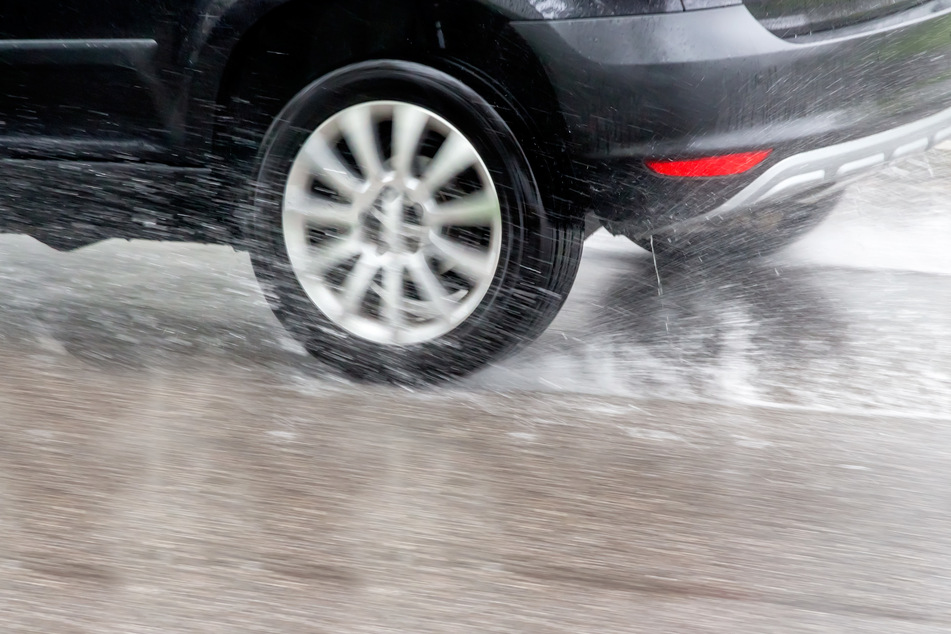 Ein Nissan hat sich auf der regennassen B92 überschlagen. (Symbolbild)